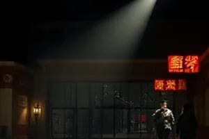 《深巷有雨》剧照，便利店夜灯映在积水里