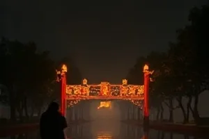 《星轨列车》科幻海报，夜行列车与星轨交叠