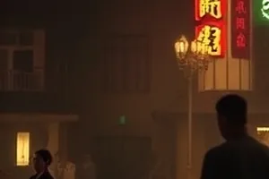 《无名值班表》剧照，车间门口的短暂停步